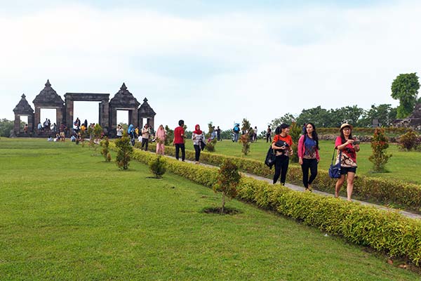 rental mobil Jogja murah ke ratu boko